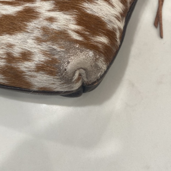 GUC cowhide crossbody - Picture 4 of 11